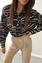 Camicia nera larga a fantasia zebrata beige in viscosa con bottoni dorati, vestibilità comoda e stile elegante Moda-Mania.