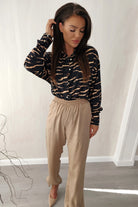 Camicia nera larga a fantasia zebrata beige in viscosa con bottoni dorati, prodotto Moda-Mania, vista frontale.