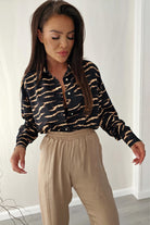 Camicia nera larga con fantasia zebrata beige in viscosa, bottoni dorati, stile casual e moderno di Moda-Mania.