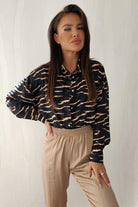 Camicia larga nera a fantasia zebrata beige in viscosa con bottoni dorati, stile casual e sofisticato, marca Moda-Mania.