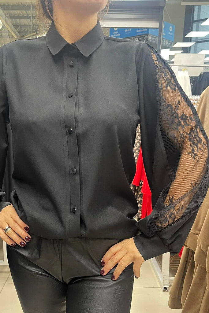Camicia nera linea dritta con inserto in pizzo sulle maniche e bottoni neri