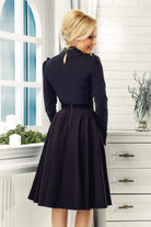 Camicia elegante nera Fofy con rifiniture a rouches e tulle floreale sul décolleté, stile sofisticato e femminile.