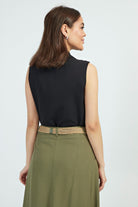 Camicia nera senza maniche di Moda-Mania con catenella nera rimovibile, dettaglio elegante e moderno.