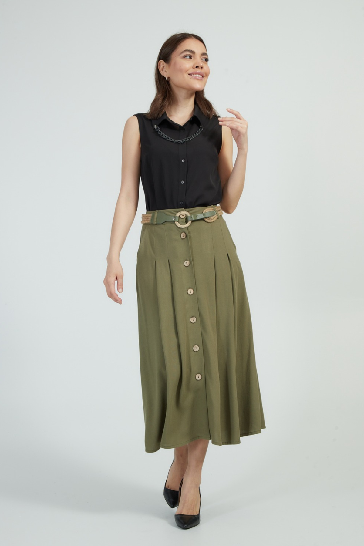 Camicia nera senza maniche di Moda-Mania con catenella nera rimovibile, dettagli eleganti e stile moderno, vista frontale.