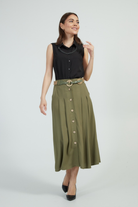 Camicia nera senza maniche di Moda-Mania con catenella nera rimovibile, dettagli eleganti e stile moderno, vista frontale.