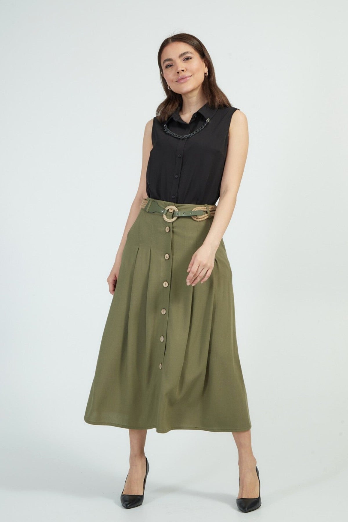 Camicia nera senza maniche di Moda-Mania con catenella nera rimovibile, dettaglio elegante e accessoriato in immagine.