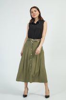 Camicia nera senza maniche di Moda-Mania con catenella nera rimovibile, dettaglio elegante e accessoriato in immagine.