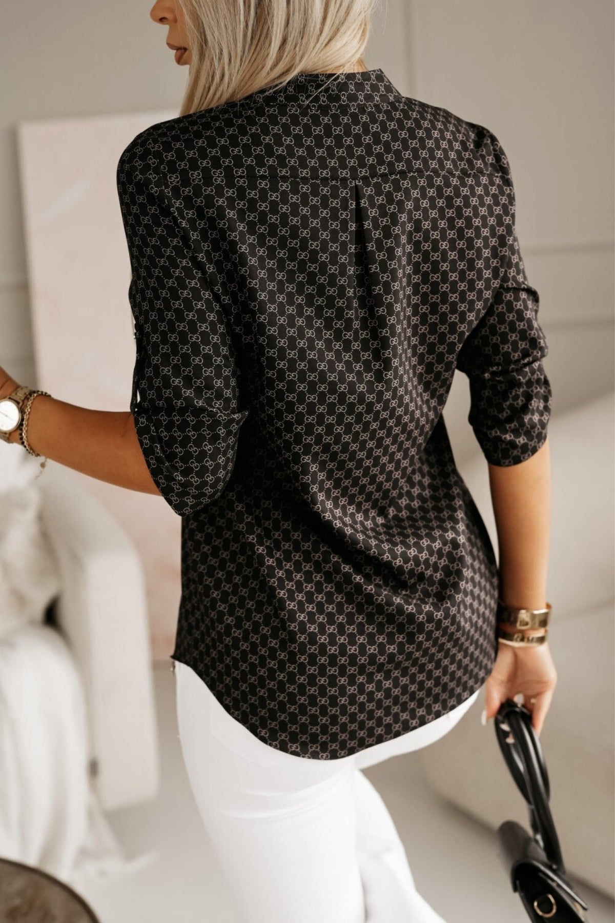Camicia nera stampa G di Moda-Mania con scollo a V alla coreana e bottoni dorati, tessuto leggero e stile elegante.