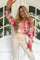 Camicia panna Moda-Mania a fantasia floreale pesca fucsia in viscosa con bottoni dorati, taglio comodo e stile femminile