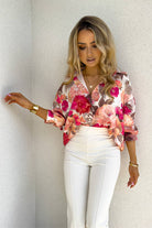 Camicia panna Moda-Mania con fantasia floreale pesca e fucsia, viscosa, taglio comodo e bottoni dorati.