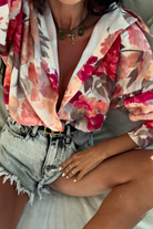 Camicia panna comoda con fantasia floreale pesca fucsia in viscosa, bottoni dorati, marca Moda-Mania.