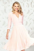 Camicia rosa Pretty Girl a pois a manica lunga con scollo a V e bottoncini a perla, tessuto con trama elegante.
