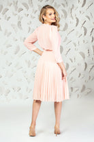 Camicia rosa Pretty Girl con trama a pois, manica lunga, scollo a V e bottoncini a perla, tessuto leggero e femminile.
