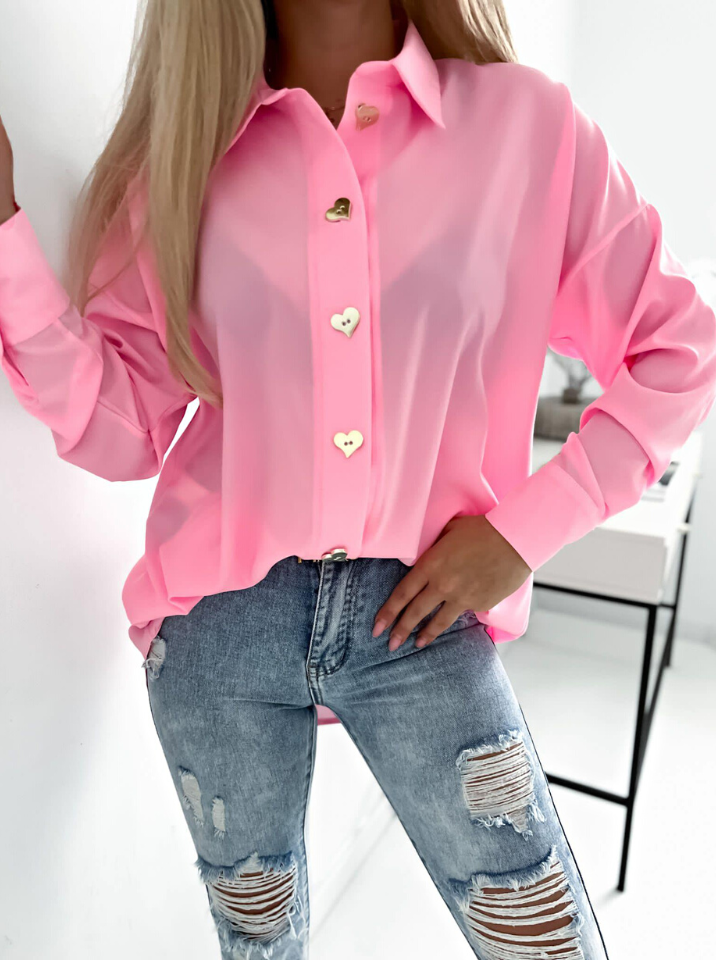 Camicia rosa oversize lunga Moda-Mania con bottoni decorativi dorati a forma di cuore, tessuto morbido e stile casual.