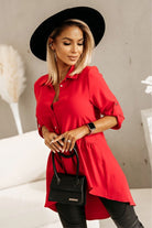 Camicia rossa asimmetrica con fondo ampio e maniche a tre quarti arrotolate, brand Moda-Mania, vista frontale.