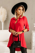Camicia rossa asimmetrica Moda-Mania con fondo ampio e maniche a tre quarti arrotolate, tessuto leggero e stile moderno