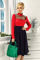 Camicia rossa elegante Fofy con rifiniture con rouches e tulle floreale sul décolleté, tessuto raffinato e dettagli femminili