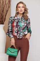 Camicia verde a fantasia astratta Fofy in tessuto satinato con collo annodato, pronto da indossare.