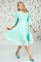 Camicia verde acqua Pretty Girl a pois, manica lunga, scollo a V e bottoncini a perla, tessuto leggero e elegante.
