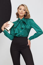 Camicia verde in tessuto lucido Fofy con stampa maculata piccola e collo annodato, veste elegante e alla moda.