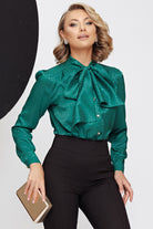 Camicia verde in tessuto lucido Fofy con stampa maculata piccola e collo annodato, dettaglio di moda elegante.