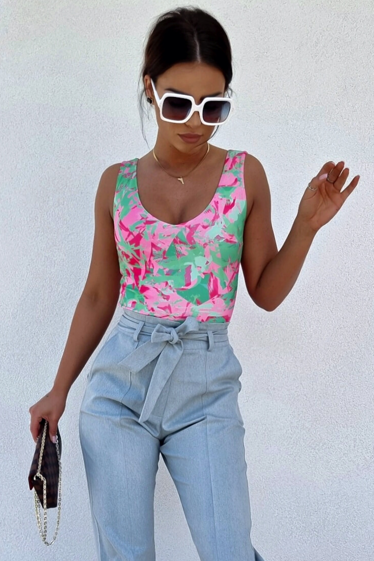 Canotta Moda-Mania con scollo a V in tessuto elasticizzato fantasia fucsia e verde, vestibilità comoda e stile vivace