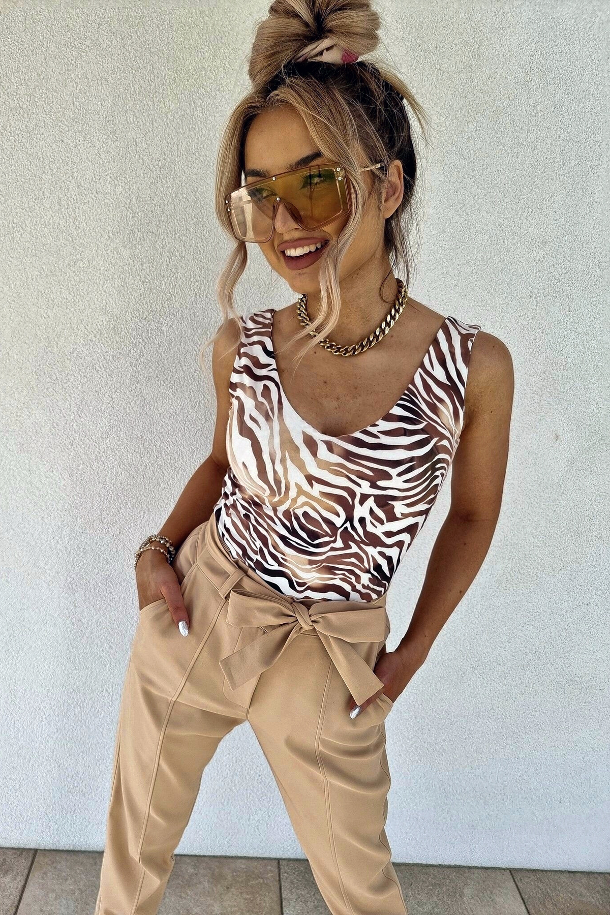 Canotta Moda-Mania con scollo a V, tessuto elasticizzato fantasia zebrata su sfondo beige, vestibilità comoda e stile casual.