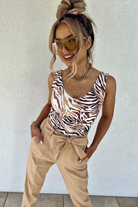 Canotta Moda-Mania con scollo a V, tessuto elasticizzato fantasia zebrata su sfondo beige, vestibilità comoda e stile casual.