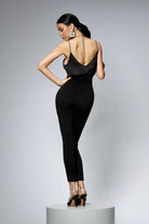 Canotta elegante nera Moda-Mania in tessuto satinato con spalline sottili, indossata su un modello.