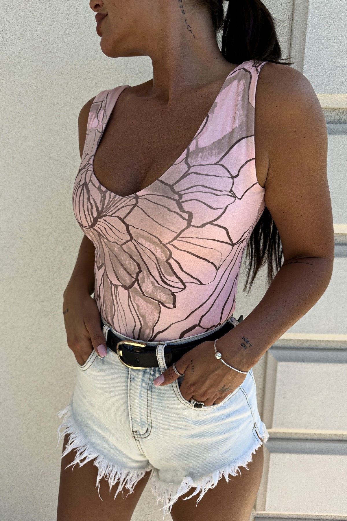 Canotta rosa con scollo a V in tessuto elasticizzato a fantasia astratta, marca Moda-Mania, dettagli eleganti e comodi.