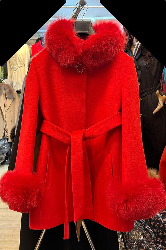 Cappotto corto invernale rosso in lana cashmere a collo alto accessoriato con spilla decorativa e pelo naturale