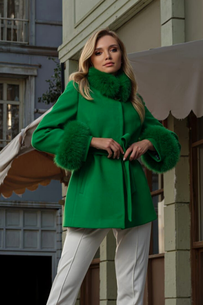 Cappotto corto invernale verde in lana cashmere a collo alto accessoriato con spilla decorativa e pelo naturale