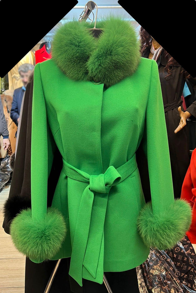 Cappotto corto invernale verde in lana cashmere a collo alto accessoriato con spilla decorativa e pelo naturale