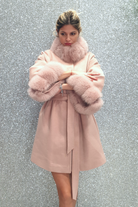 Cappotto in lana cashmere rosa invernale Moda-Mania con fodera, collo e polsi in pelo naturale, giacca elegante e calda.