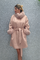 Cappotto in lana e cashmere rosa invernale Moda-Mania con collo e polsi in pelo naturale, foderato, elegante e caldo.