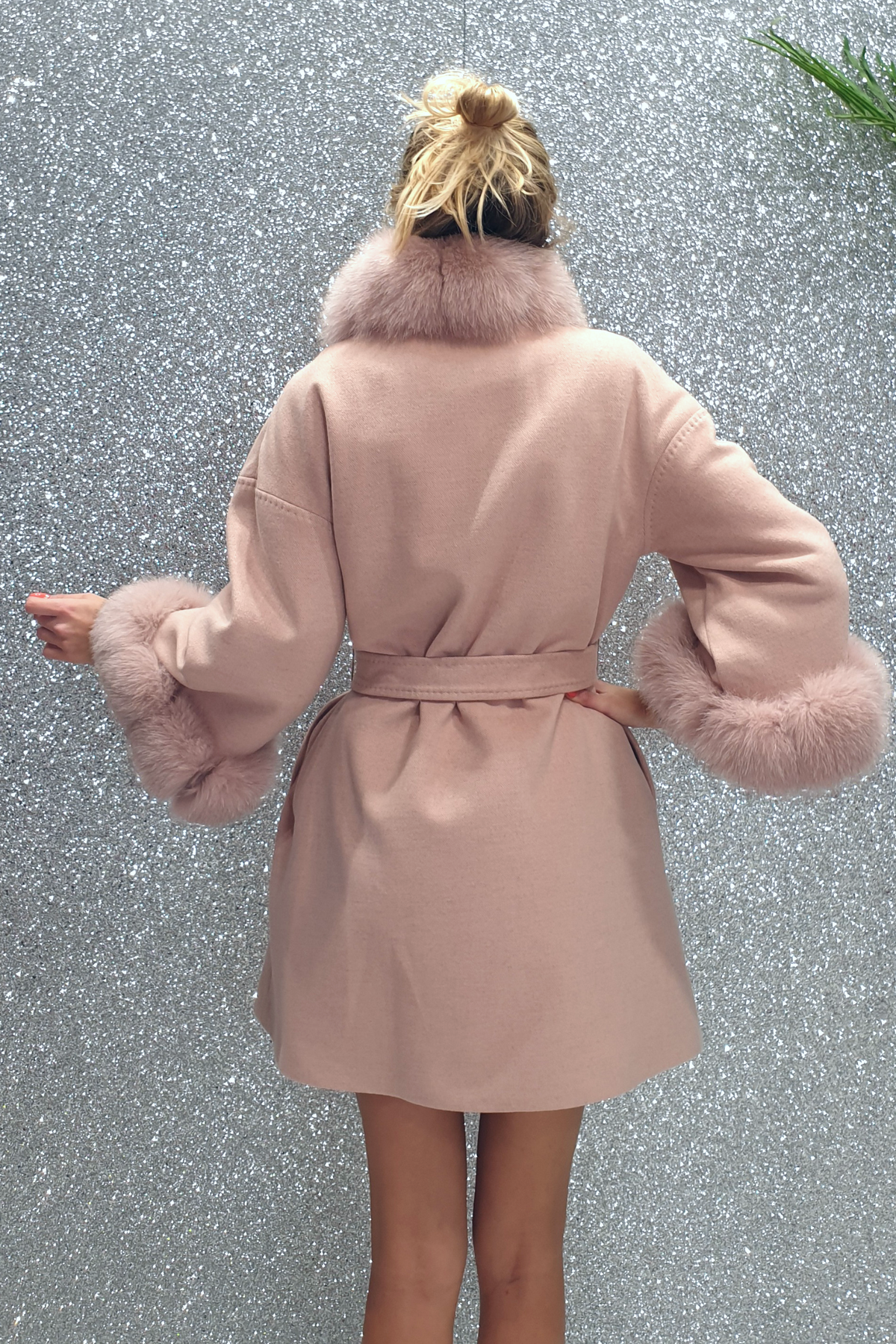 Cappotto in lana e cashmere rosa invernale Moda-Mania con collo e polsi in pelo naturale, foderato, elegante e caldo.