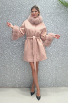 Cappotto in lana e cashmere rosa invernale Moda-Mania con fodera, collo e polsi in pelo naturale, vestibilità elegante e calda.
