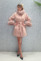 Cappotto in lana e cashmere rosa invernale foderato con collo e polsi in pelo naturale, di Moda-Mania, giacca elegante e calda.