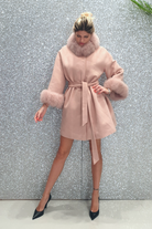 Cappotto in lana e cashmere rosa invernale Moda-Mania, foderato con collo e polsi in pelo naturale, elegante e caldo.