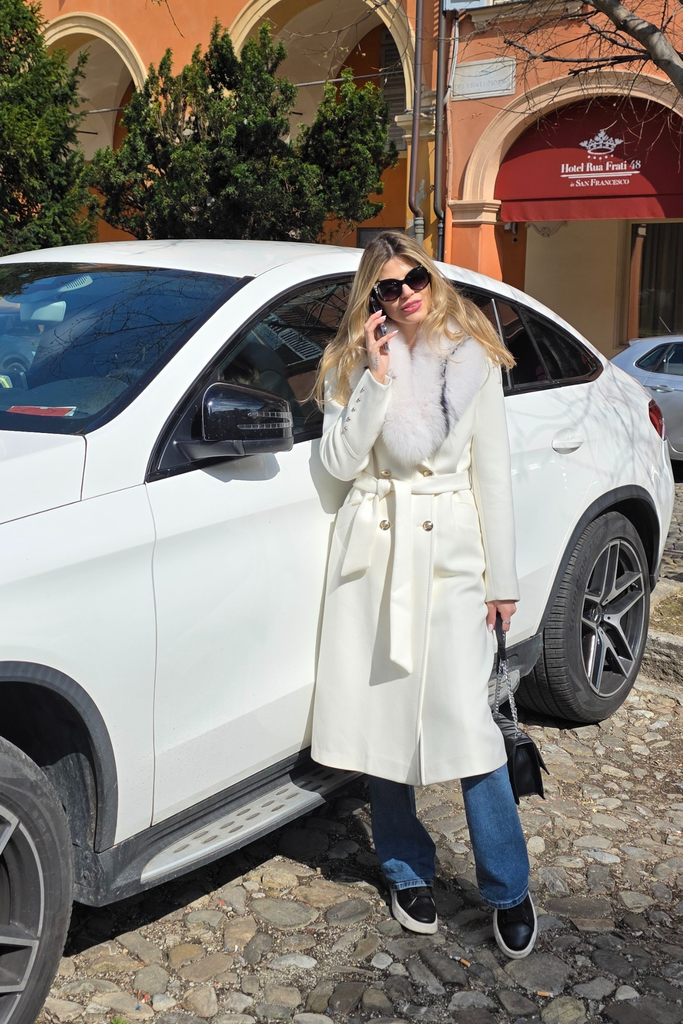 Cappotto invernale bianco doppiopetto in cashmere con fodera trapuntata scollo a V e pelo naturale rimovibile