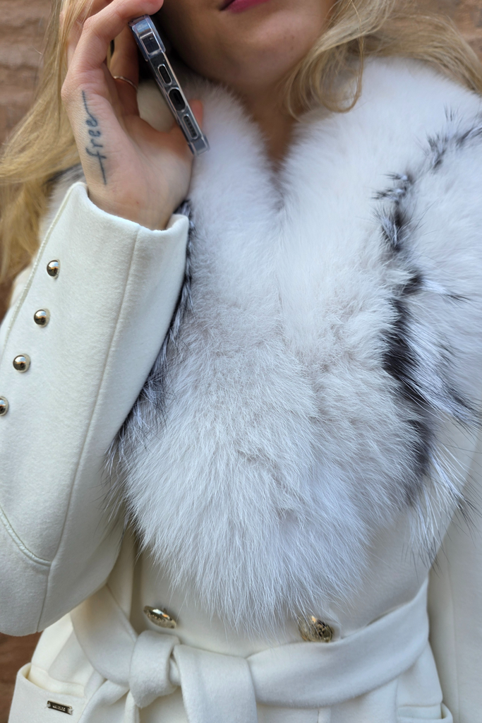 Cappotto invernale bianco doppiopetto in cashmere con fodera trapuntata scollo a V e pelo naturale rimovibile