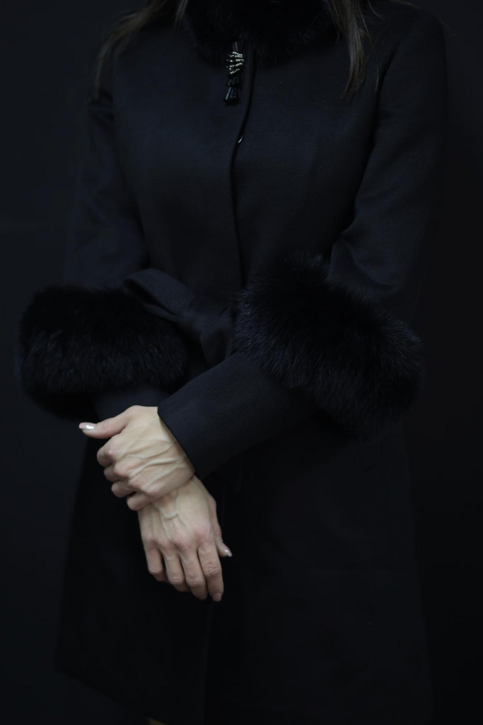 Cappotto nero invernale Moda Mania a colo alto accessoriato con spilla in strass
