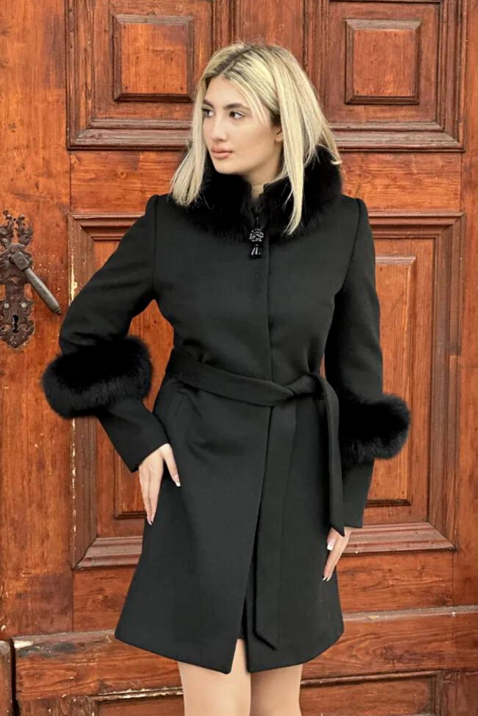 Cappotto nero invernale Moda Mania a colo alto accessoriato con spilla in strass