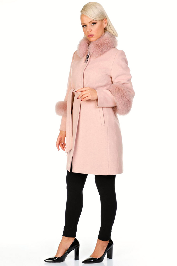 Cappotto rosa invernale a collo alto accessoriato con spilla decorativa e pelo naturale