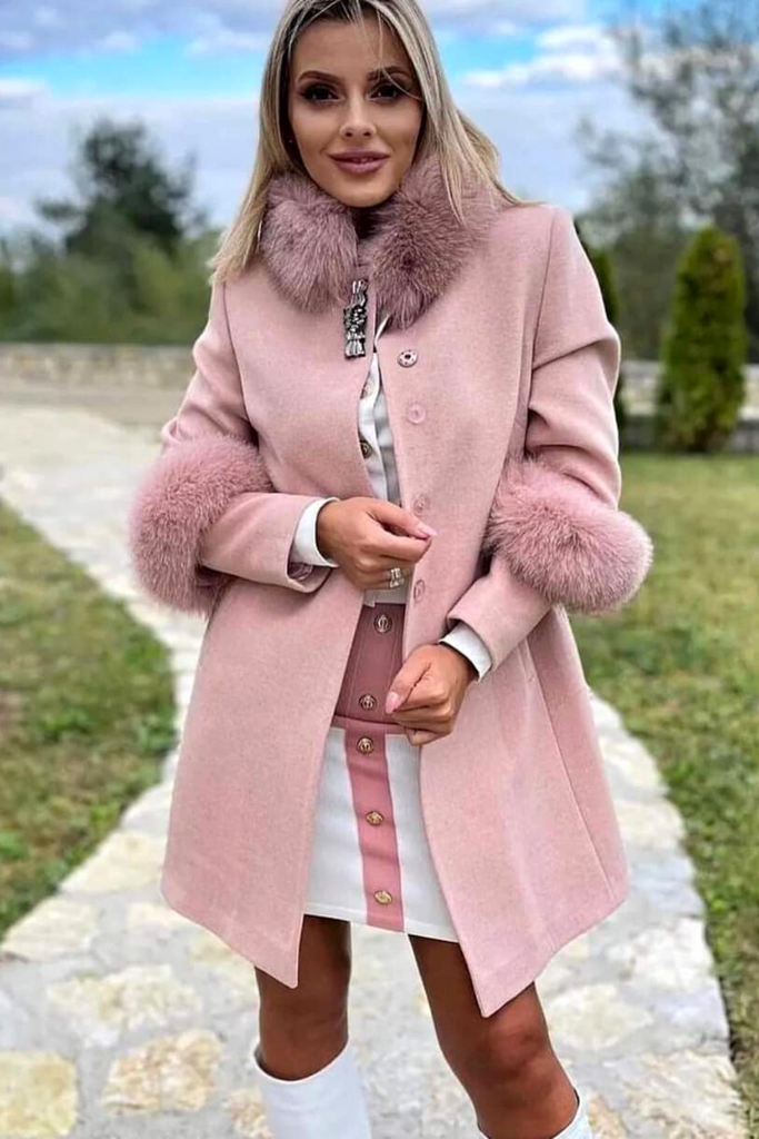 Cappotto rosa invernale a collo alto accessoriato con spilla decorativa e pelo naturale