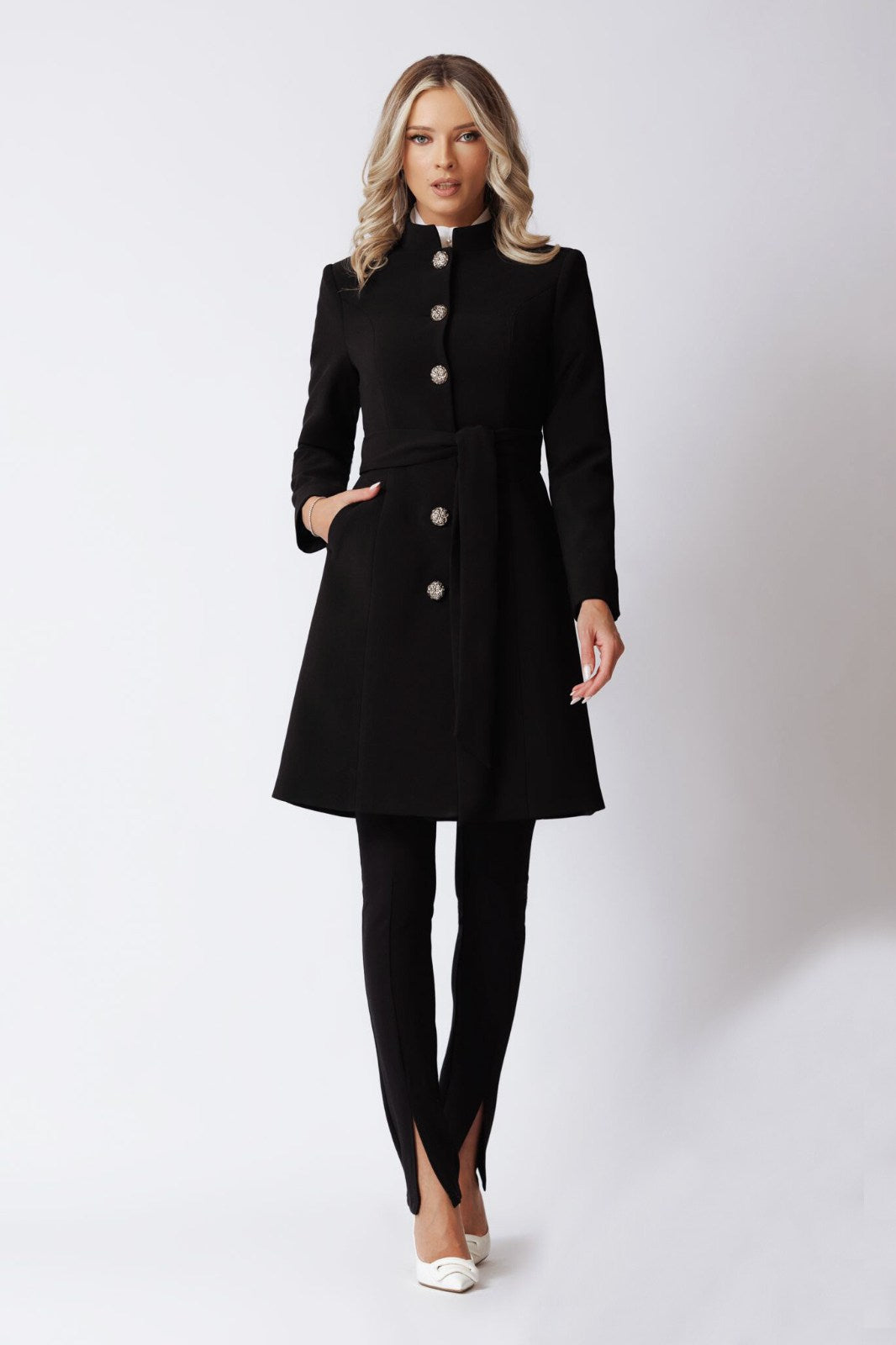 Cappotto trench nero Artista a collo alto con tasche e bottoni