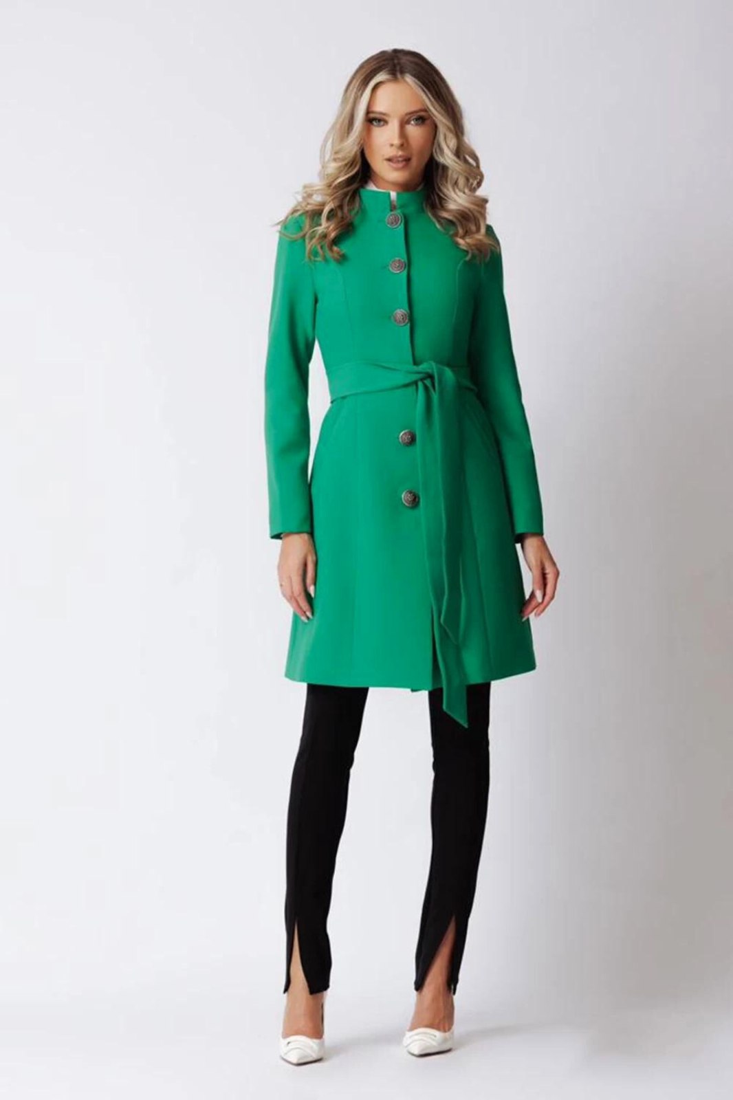 Cappotto trench verde Artista con collo alto, tasche, bottoni decorativi e cintura in tessuto, giacca elegante e versatile.