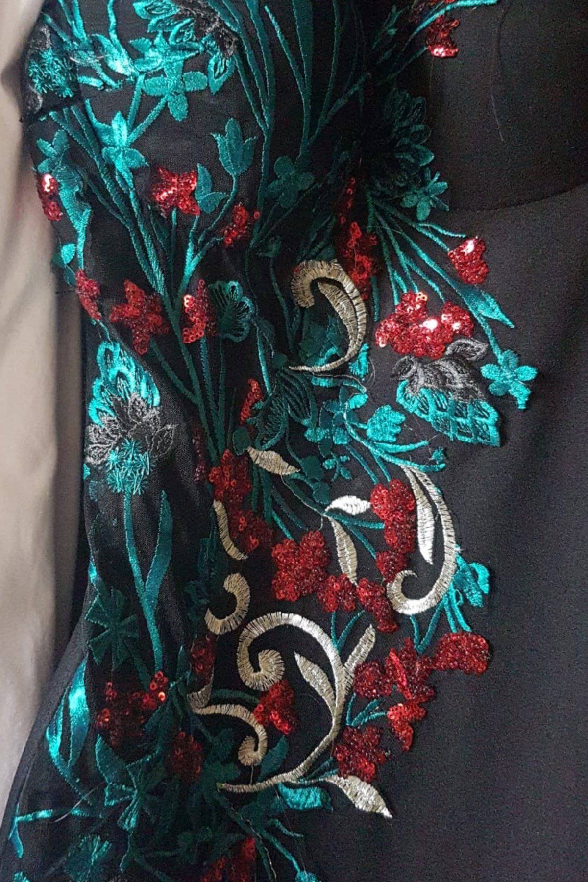 Abito corti a tubino nero Chanttal con inserti in tulle floreale ricamato verde, dettagli eleganti e femminili.