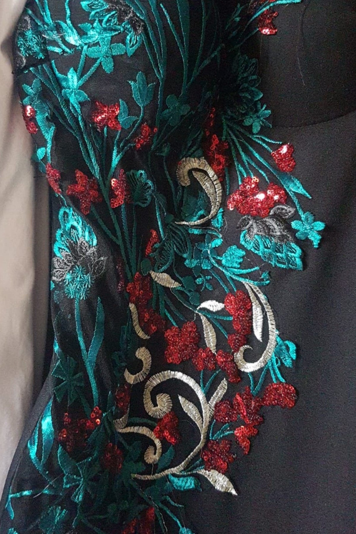 Abito corto a tubino nero Chanttal con inserti in tulle floreale ricamato verde, vestibilità elegante e dettagli femminili.