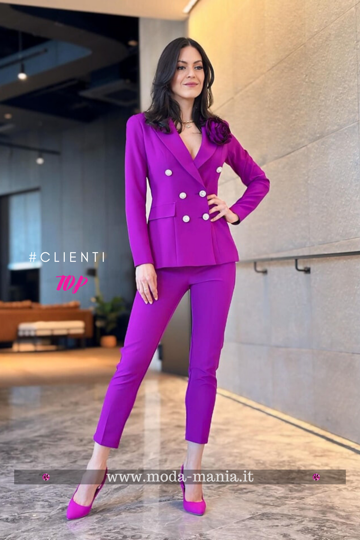 Completo tailleur Bby viola magenta con giacca doppiopetto, spilla fiore e pantaloni a sigaretta, abbigliamento elegante femminile.